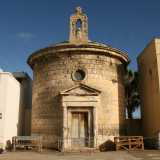 La piccola Cappella della Madonna delle Grazie, chiesetta dalla rara forma circolare ubicata alla periferia sud di Mola di Bari